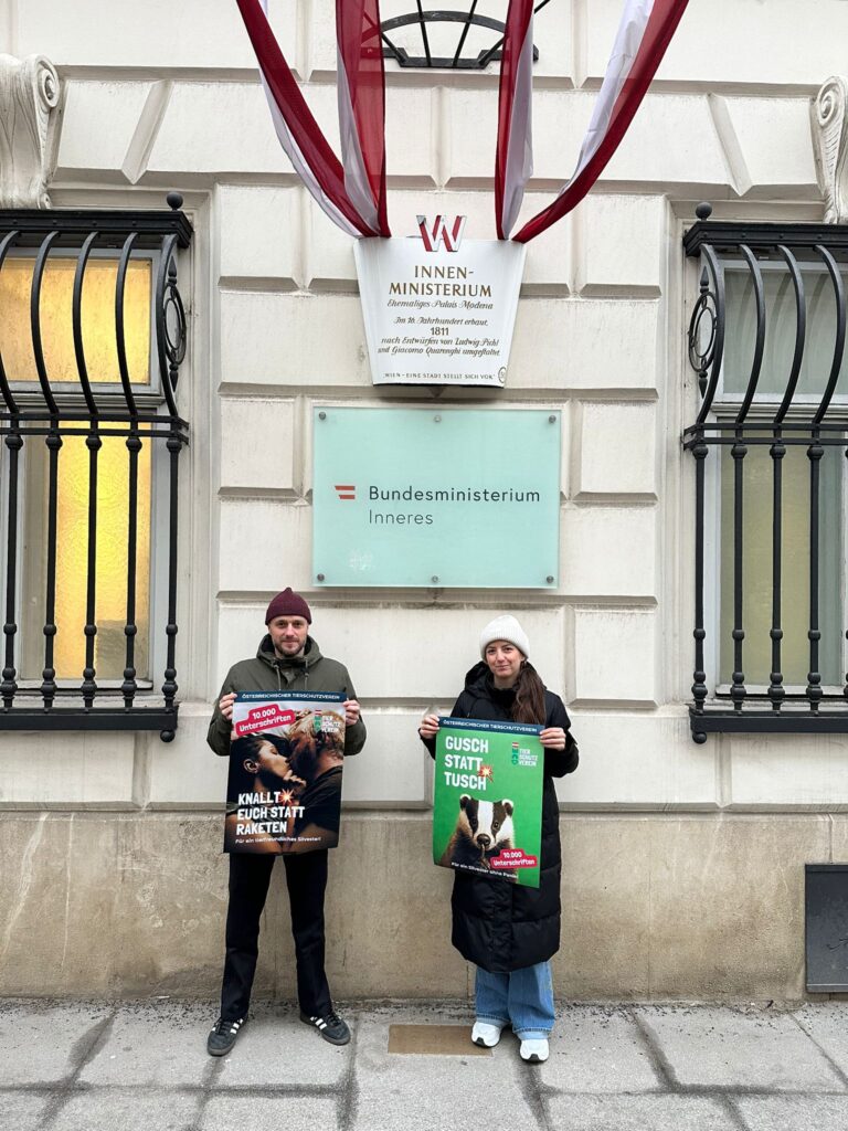 Unterschriften Übergabe an Ministerium 1 © OeTV