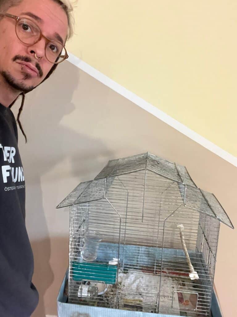 Tierpfleger Alfred Kofler vor verdreckten Vogeläfig ©OeTV