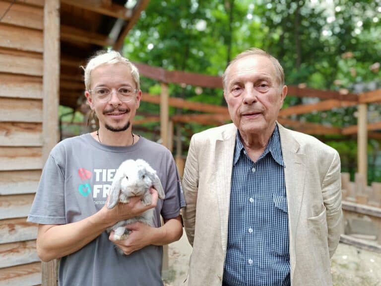 Attersee & Tierpfleger Kofler & Kaninchen ©OeTV