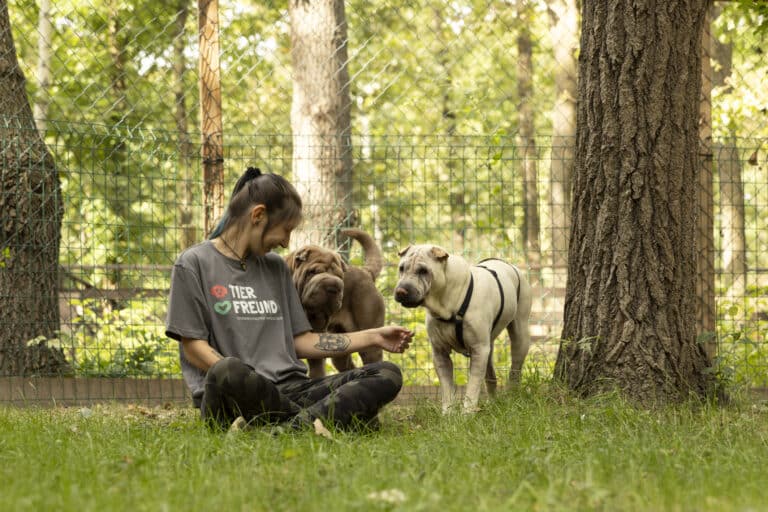 Emilio und Tierpflegerin © LisaResatz