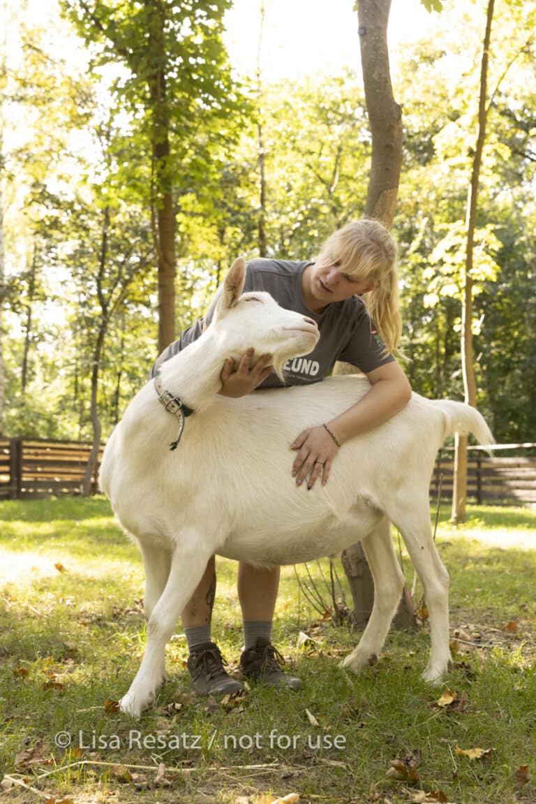 Hofleiterin Stephanie Lang und Ziege © LisaResatz