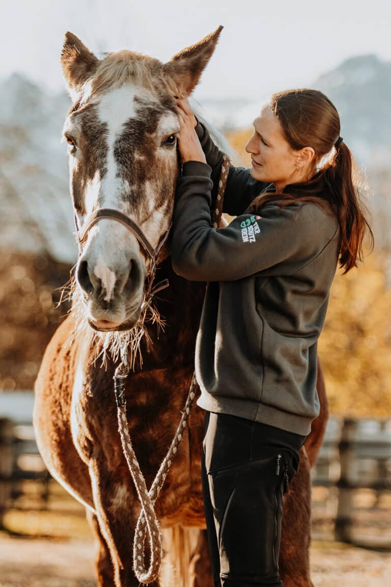 Pferdeseniorin Paula mit Tierpflegerin Nicole Mayrhofer ©Österreichischer Tierschutzverein