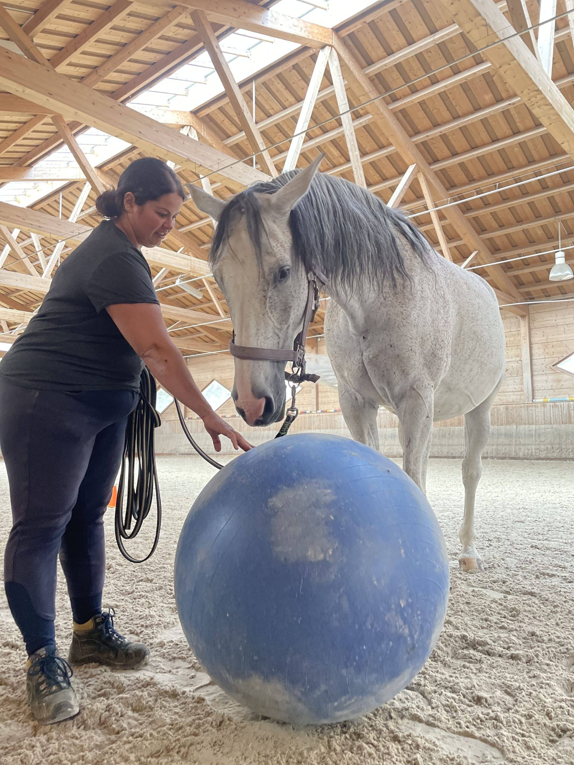 Tierpflegerin Sabine Walser beim Training © Österreichischer Tierschutzverein